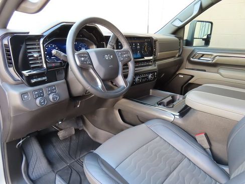 Used 2024 Chevrolet Silverado 2500 ZR2 w/ Technology Package AWD/4WD image 31