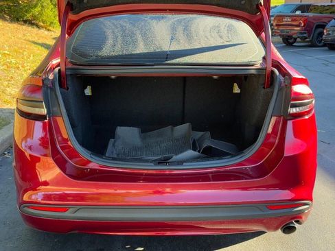 Used 2018 Ford Fusion SE w/ Fusion SE Technology Package image 9