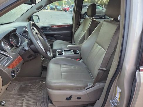Used 2016 Chrysler Town & Country Touring w/ Driver Convenience Group FWD image 9