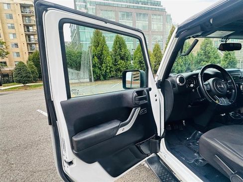 Used 2015 Jeep Wrangler Unlimited Sahara AWD/4WD image 15