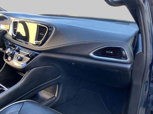 Used 2025 Chrysler Pacifica Limited FWD image 19