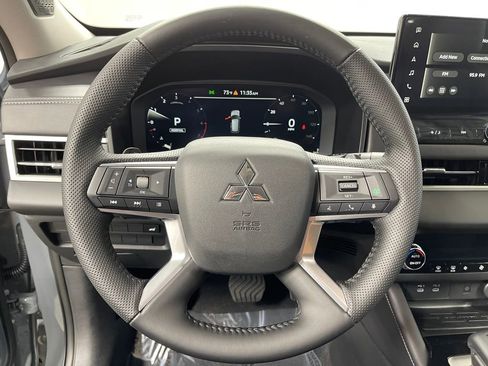 New 2025 Mitsubishi Outlander SE image 6