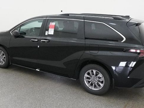 New 2026 Toyota Sienna XLE FWD image 18