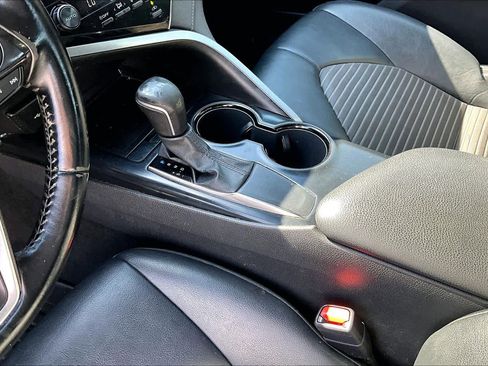 Used 2020 Toyota Camry SE FWD image 15