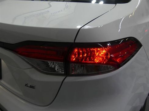 Used 2022 Toyota Corolla LE image 15