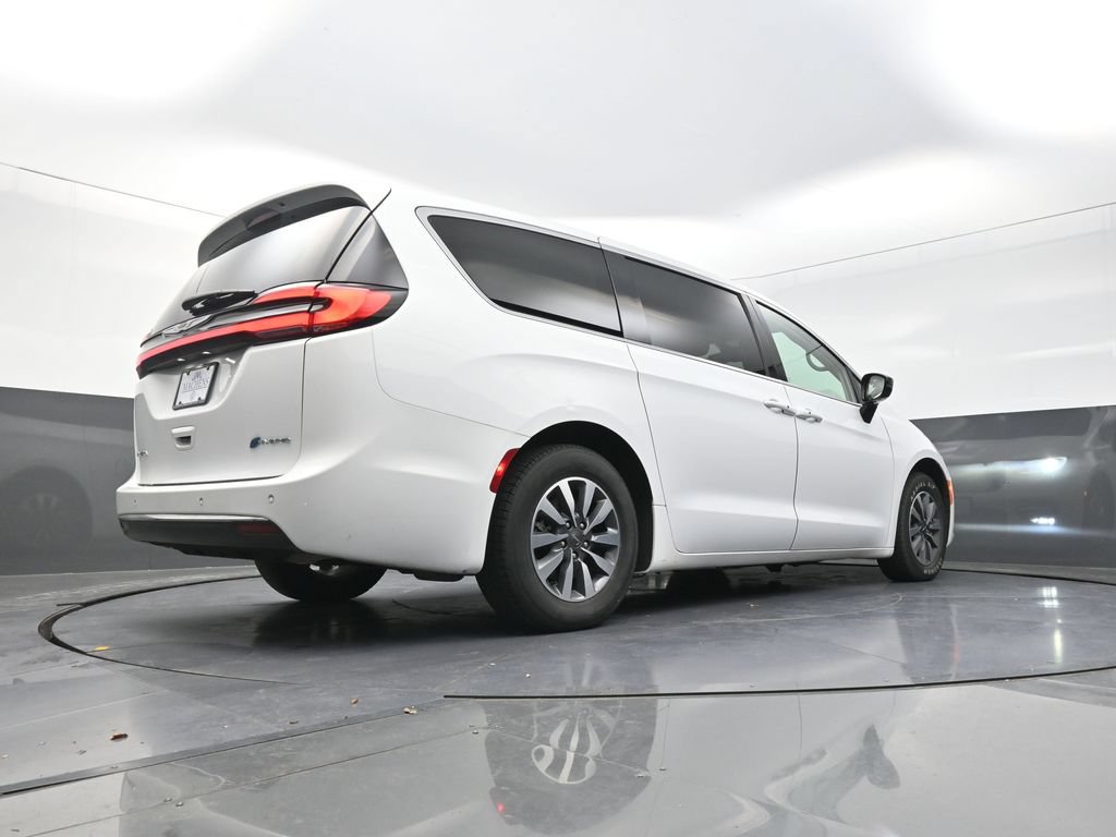 Used 2024 Chrysler Pacifica Limited FWD image 30