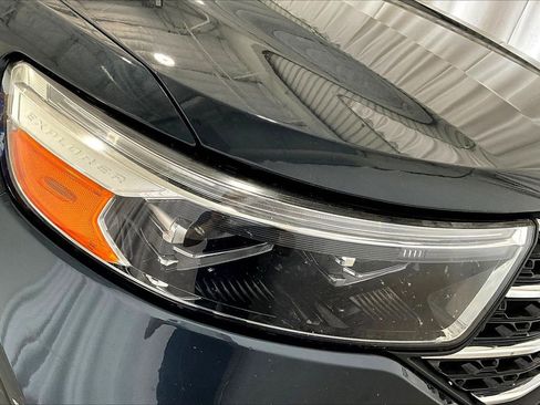 Used 2022 Ford Explorer XLT image 12