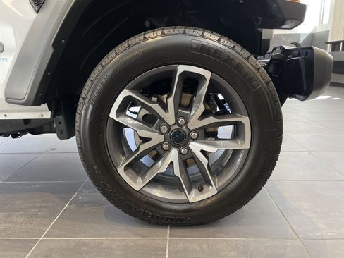 Used 2025 Jeep Wrangler Sport S image 12