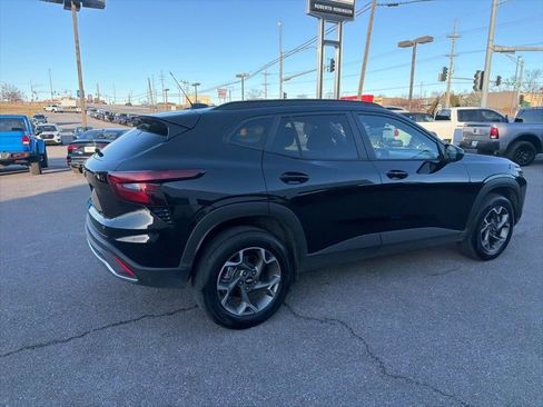 Used 2025 Chevrolet Trax LT w/ LT Convenience Package image 12