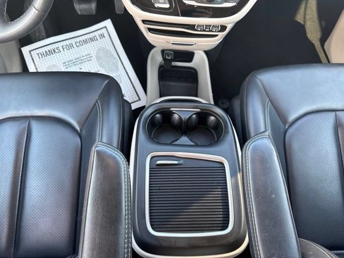 Used 2023 Chrysler Pacifica Touring-L FWD image 20