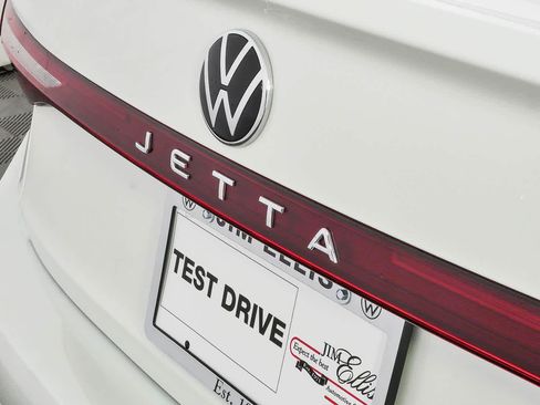 Certified 2025 Volkswagen Jetta SE FWD image 33