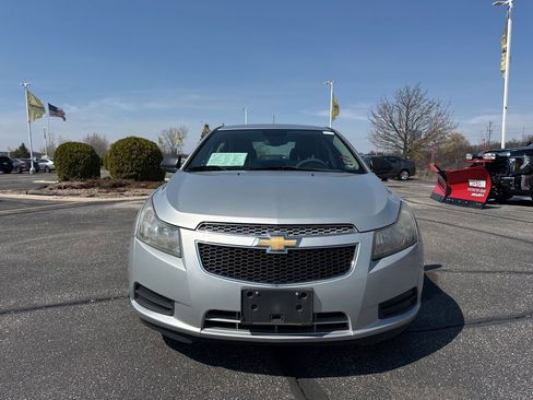 Used 2013 Chevrolet Cruze LS image 2