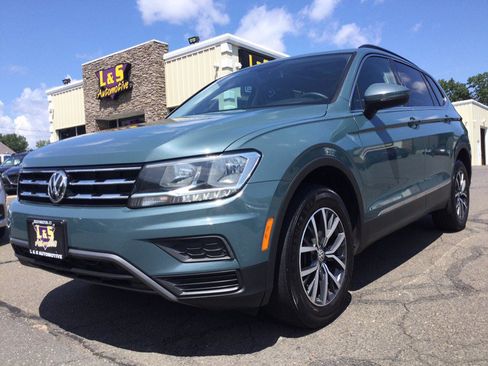 Used 2020 Volkswagen Tiguan SE w/ Panoramic Sunroof Package AWD/4WD image 2