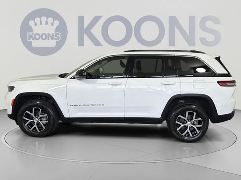 Used 2023 Jeep Grand Cherokee Limited w/ Luxury Tech Group II AWD/4WD image 2