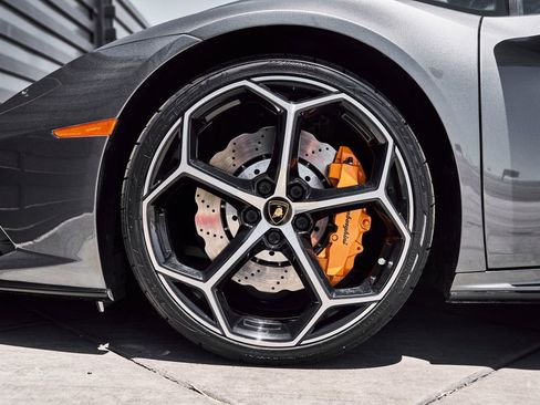 Used 2021 Lamborghini Huracan EVO RWD image 3