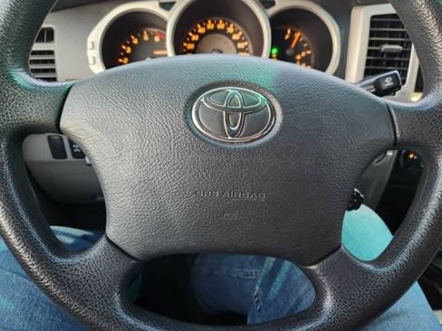 Used 2005 Toyota 4Runner SR5 AWD/4WD image 23