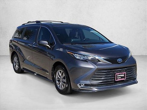 Used 2021 Toyota Sienna XLE image 3