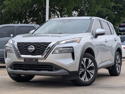 Used 2023 Nissan Rogue SV image 2