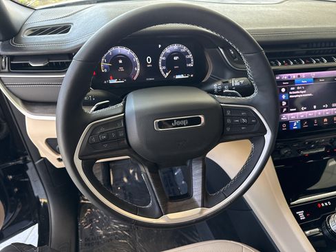 Used 2025 Jeep Grand Cherokee Limited w/ Luxury Tech Group II image 21