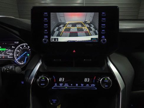 Used 2022 Toyota Venza XLE image 25