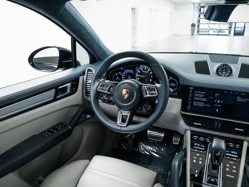 Used 2020 Porsche Cayenne Turbo S image 10