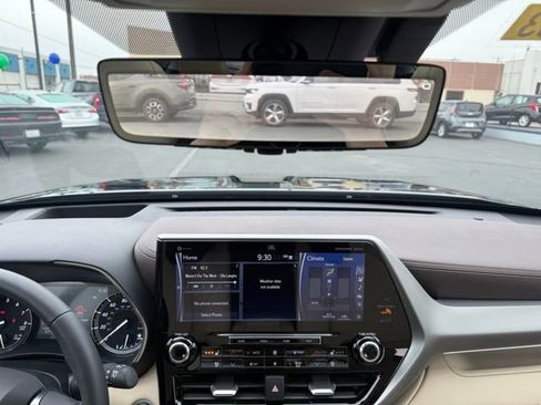 Used 2021 Toyota Highlander Platinum image 16