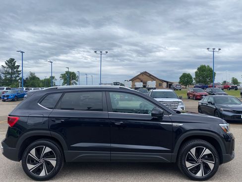 Used 2024 Volkswagen Taos SE AWD/4WD image 5