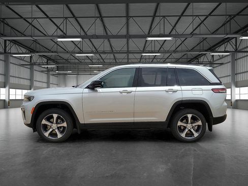 New 2026 Jeep Grand Cherokee Limited RWD image 2