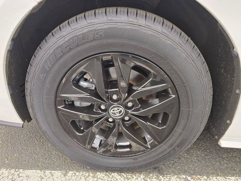 Used 2021 Toyota Sienna LE image 11