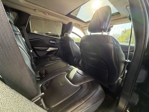 Used 2017 Jeep Cherokee Overland FWD image 15