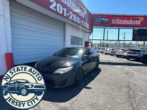 Used 2014 Toyota Camry LE image 1