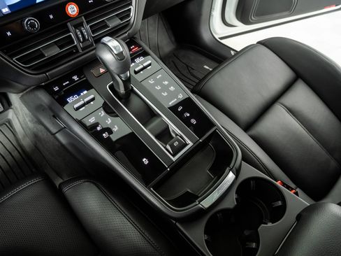 Certified 2026 Porsche Macan AWD/4WD image 18