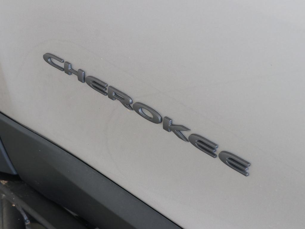 Used 2018 Jeep Cherokee Trailhawk AWD/4WD image 37