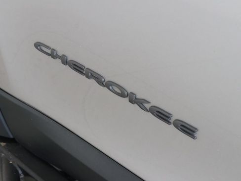 Used 2018 Jeep Cherokee Trailhawk AWD/4WD image 37