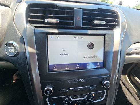Used 2019 Ford Fusion SE FWD image 3