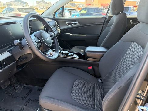Used 2023 Kia Sportage LX image 9