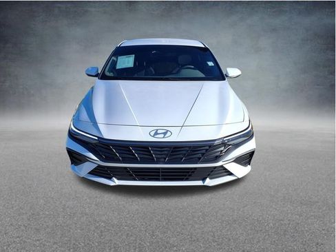 Used 2024 Hyundai Elantra SE FWD image 2