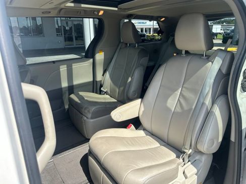 Used 2011 Toyota Sienna Limited w/ Premium Pkg FWD image 13