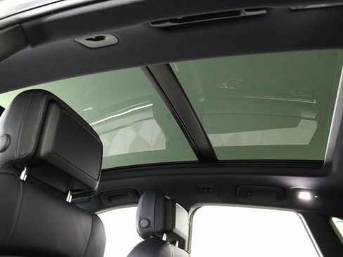 Certified 2025 Porsche Macan image 18