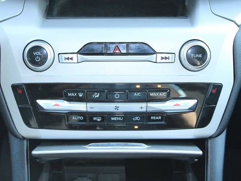 Used 2023 Ford Explorer XLT image 23