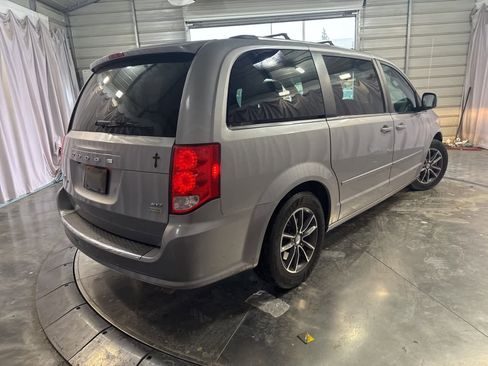 Used 2017 Dodge Grand Caravan SXT image 4