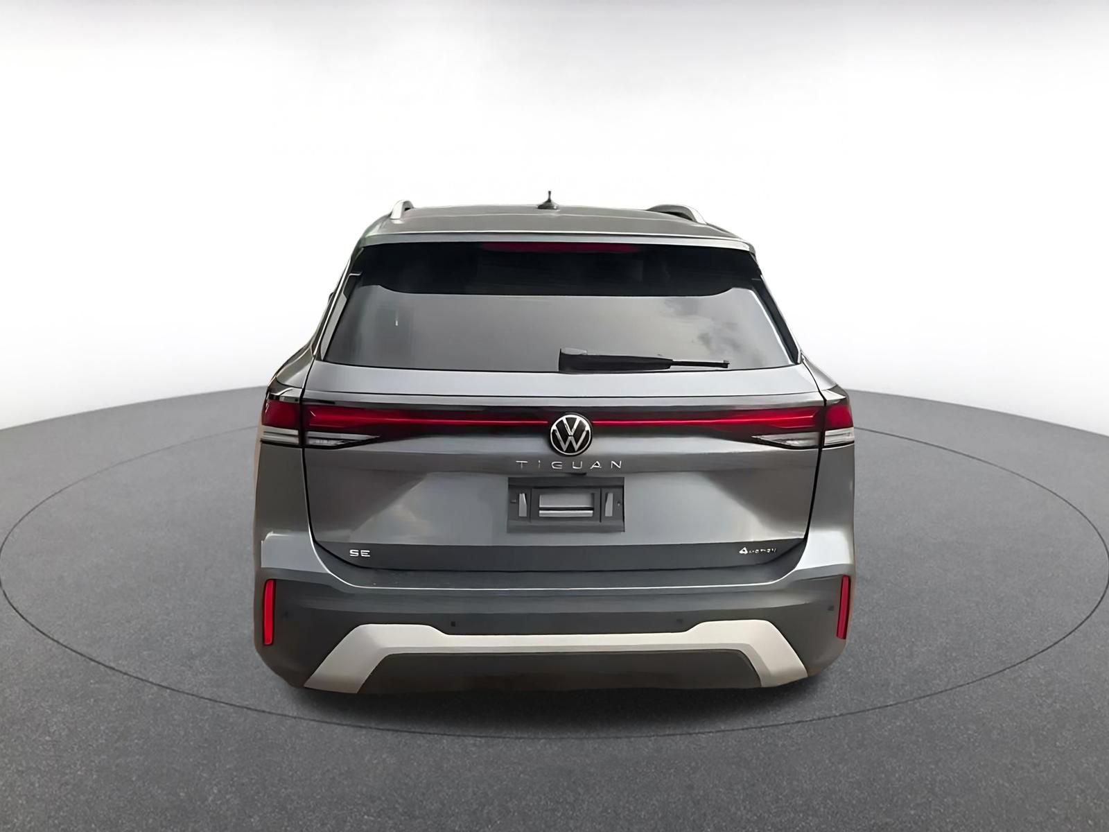 Used 2026 Volkswagen Tiguan SE AWD/4WD image 12