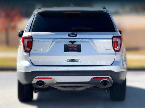 Used 2017 Ford Explorer XLT w/ Equipment Group 202A image 5