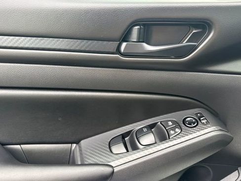 Used 2025 Nissan Altima 2.5 S image 11