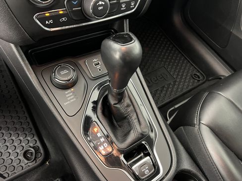 Used 2020 Jeep Cherokee Latitude Plus AWD/4WD image 30
