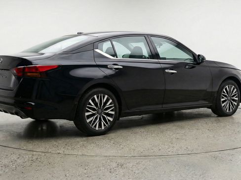 Used 2025 Nissan Altima 2.5 SV image 9