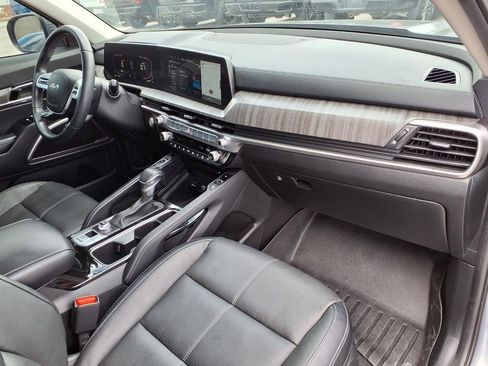 Used 2024 Kia Telluride EX w/ EX Captain's Chair Package image 11
