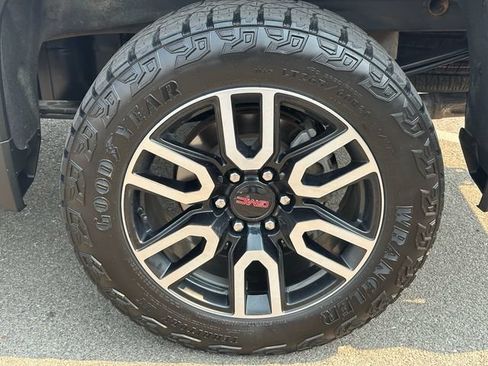 Used 2025 GMC Sierra 1500 AT4 w/ AT4 Premium Package AWD/4WD image 48