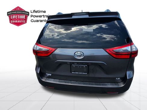 Used 2020 Toyota Sienna LE w/ LE Preferred Package FWD image 9