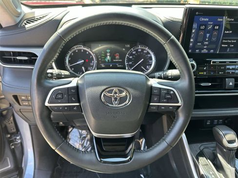 Used 2022 Toyota Highlander Platinum FWD image 16